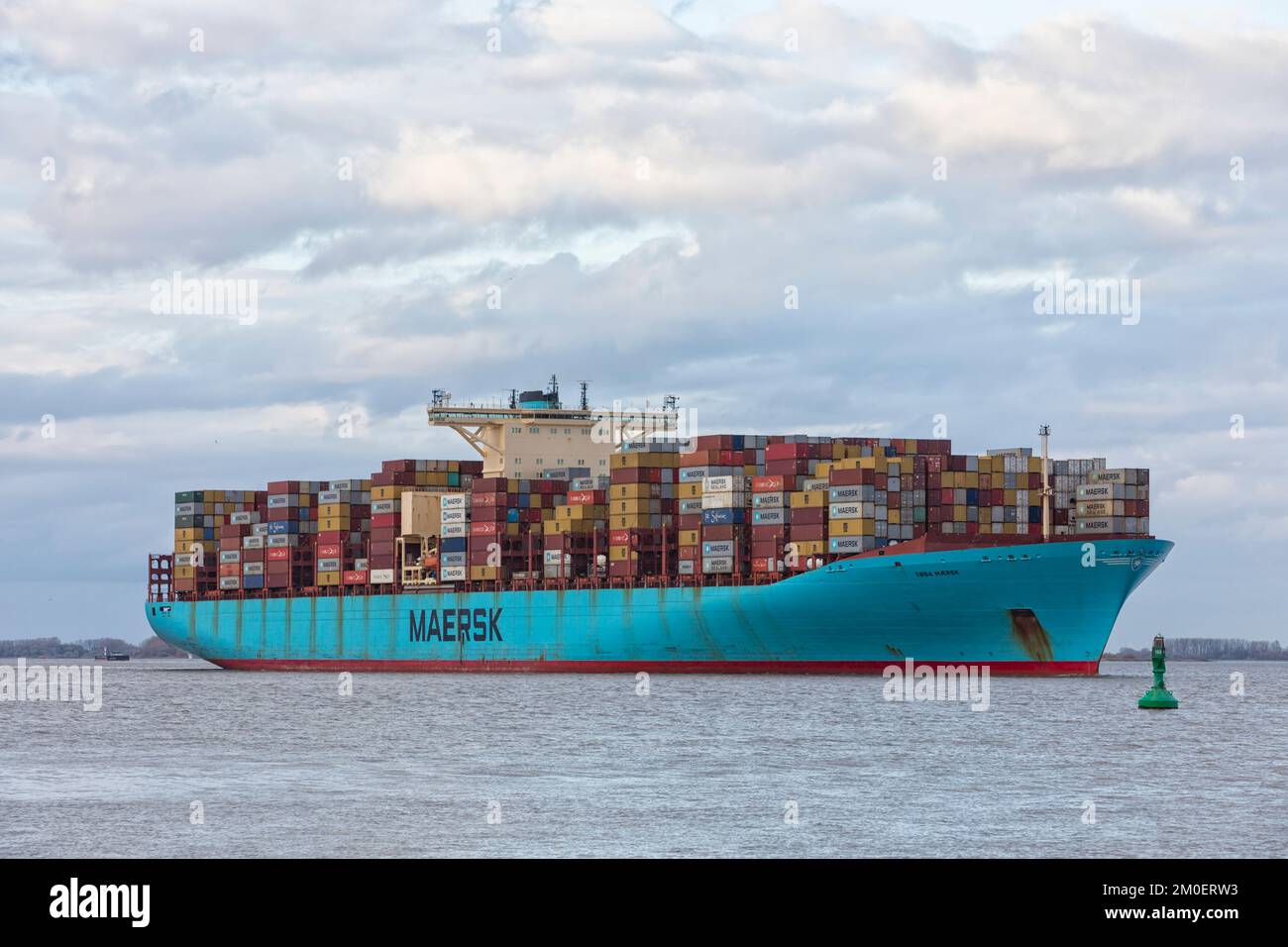 Nave portacontainer EBBA MÆRSK, di proprietà del gruppo A. P. Moller-Maersk, sul fiume Elba in direzione di Amburgo Foto Stock
