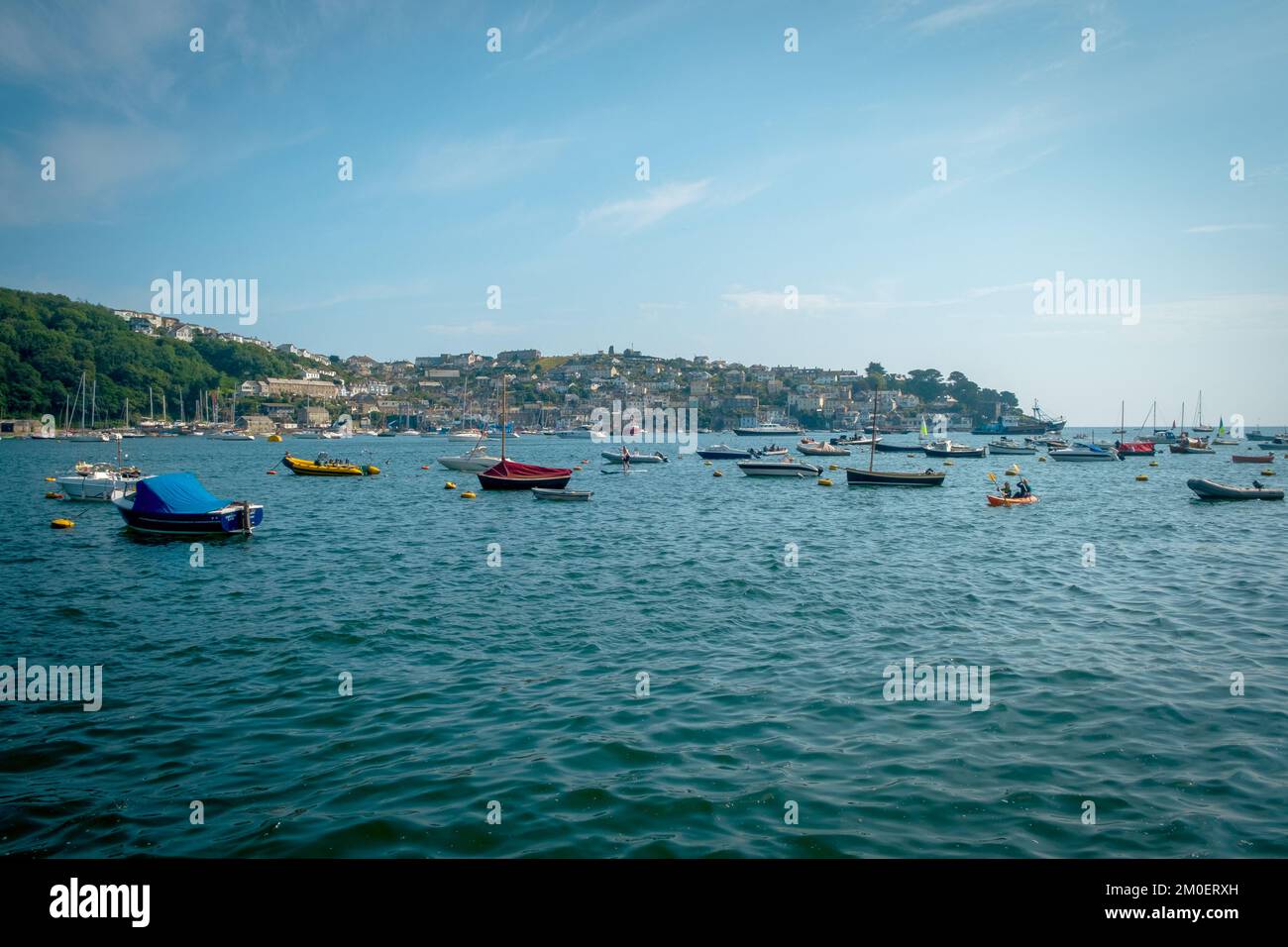22nd luglio 2021 - Fowey, Regno Unito: Una gita in barca intorno al porto di Fowey, Cornovaglia, con un sacco di attività sull'acqua. Foto Stock