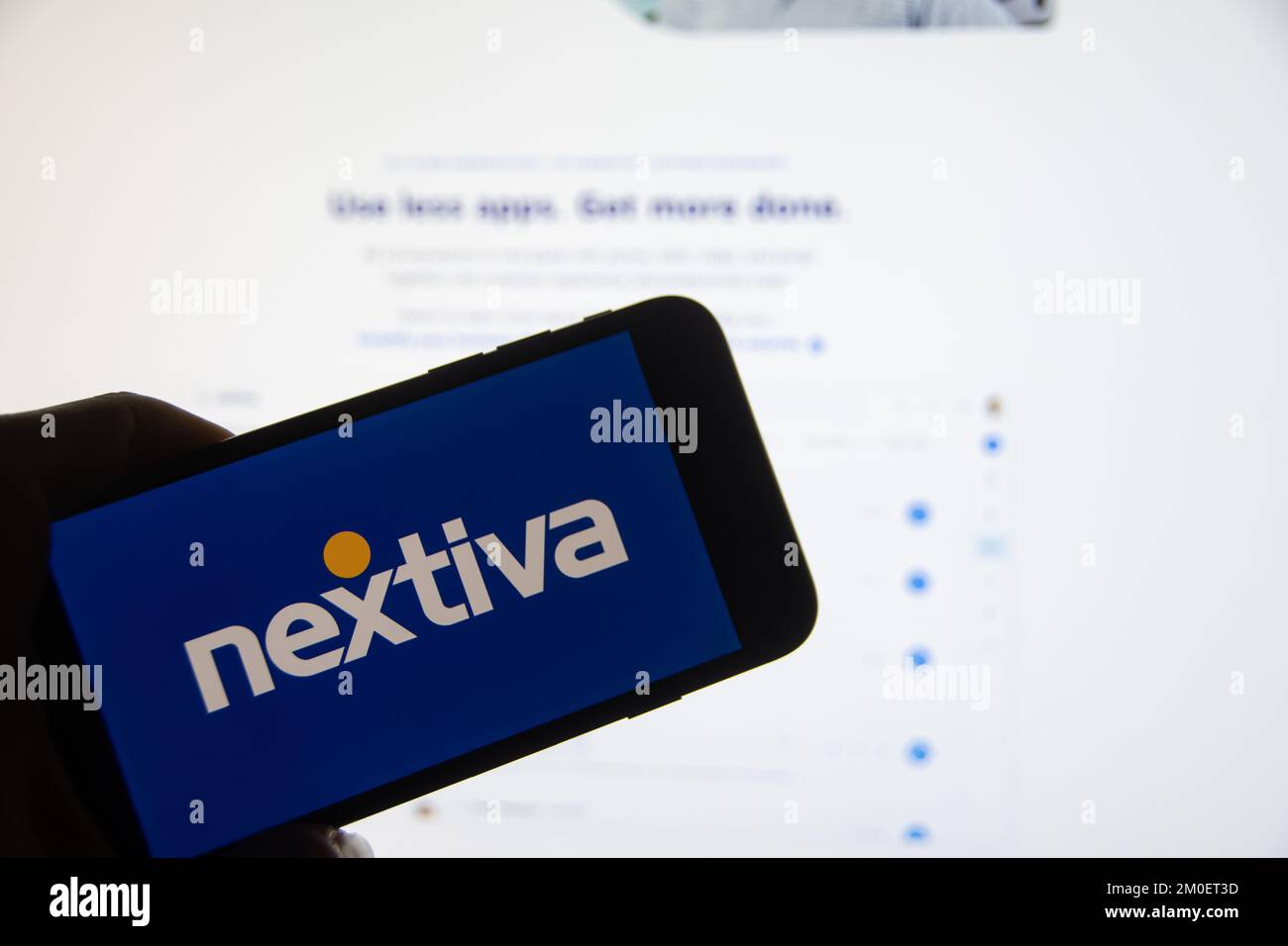 Rheinbach, Germania 5 dicembre 2022, il logo del marchio della società di protocollo voce su Internet 'Nextiva' sul display di uno smartphone Foto Stock