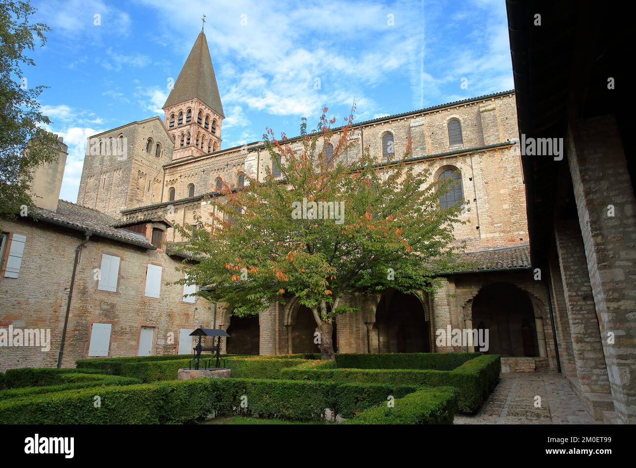 TOURNUS, FRANCIA - 16 OTTOBRE 2022: Il chiostro della chiesa abbaziale di San Philibert, con la sua facciata esterna romana Foto Stock