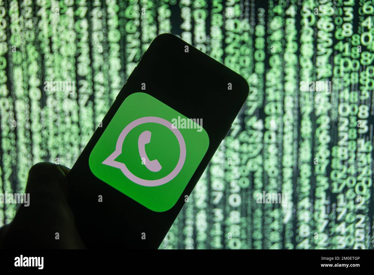 Rheinbach, Germania 5 dicembre 2022, il logo del marchio 'Whatsapp' sul display di uno smartphone su uno sfondo astratto Foto Stock