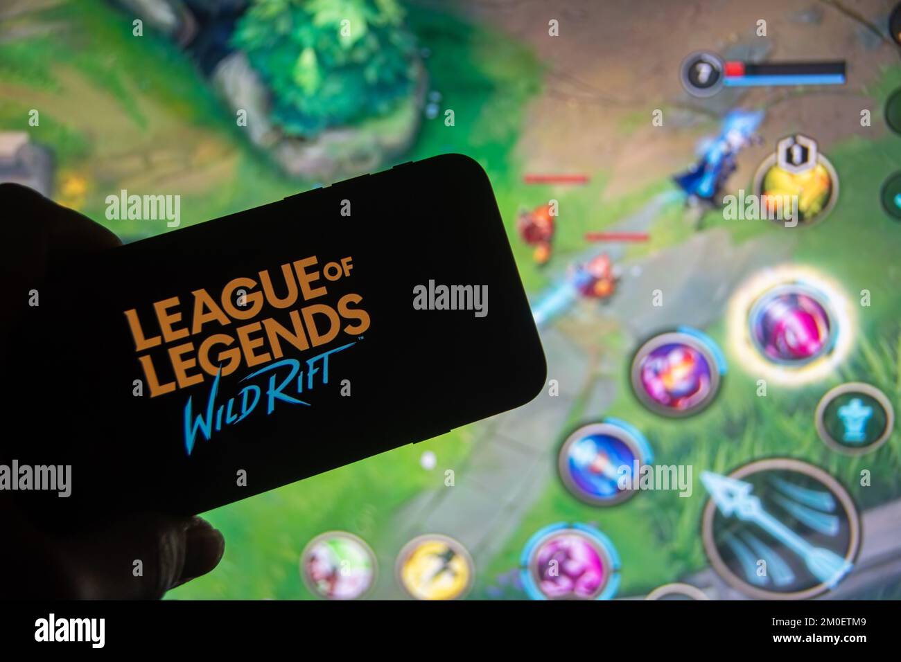 Rheinbach, Germania 5 dicembre 2022, il logo del marchio del gioco online 'League of Legends: Wild Rift' sul display di uno smartphone Foto Stock