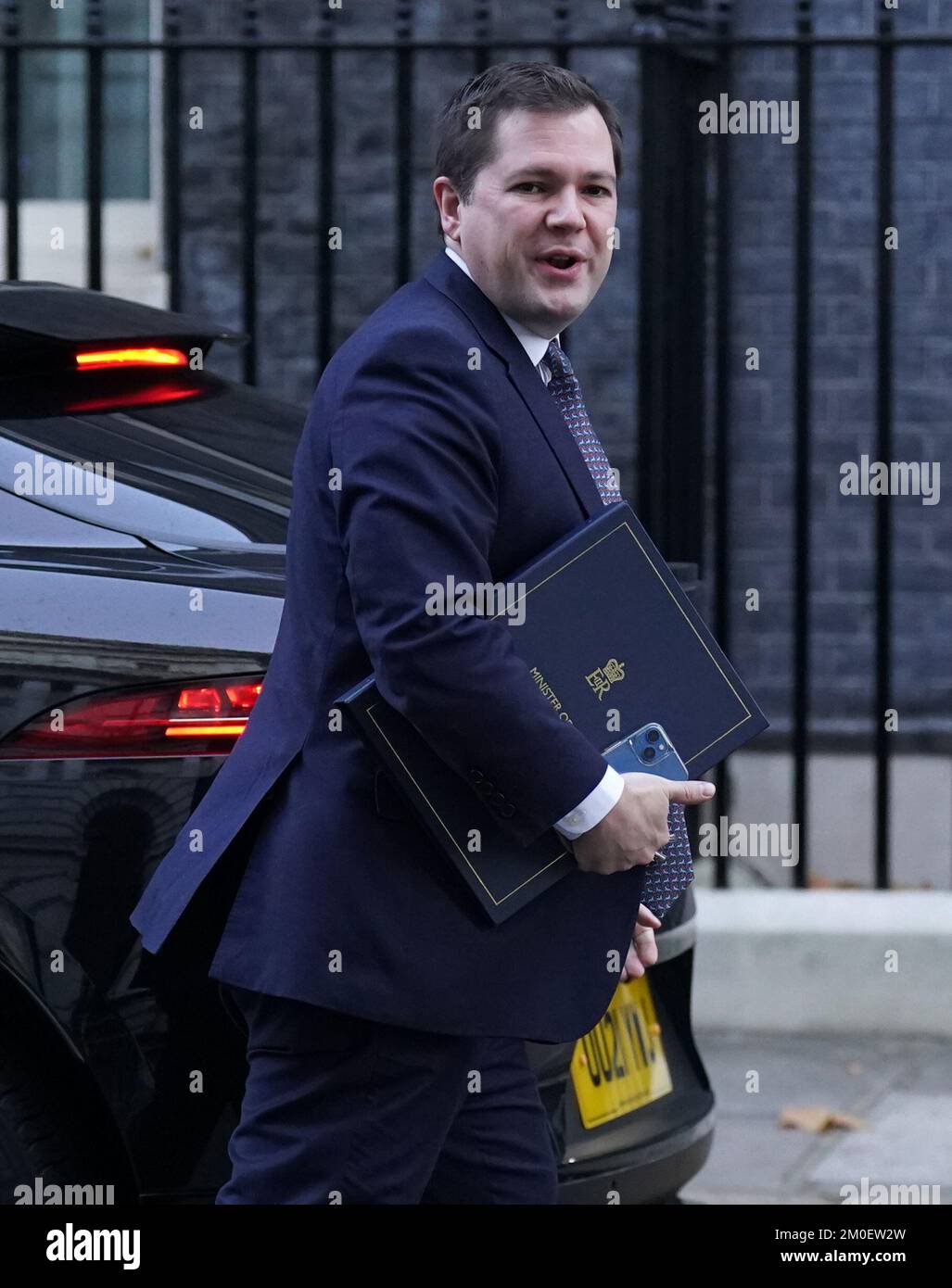 Il Ministro di Stato presso la sede Robert Jenrick arriva a Downing Street, Londra, prima di una riunione del Gabinetto. Data immagine: Martedì 6 dicembre 2022. Foto Stock