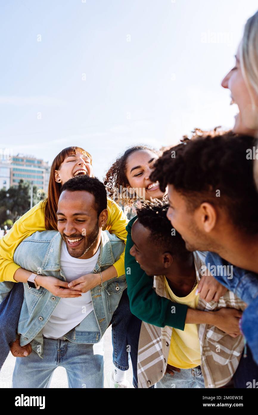 Amicizia multirazziale con giovani persone diverse che si divertono insieme all'aperto Foto Stock