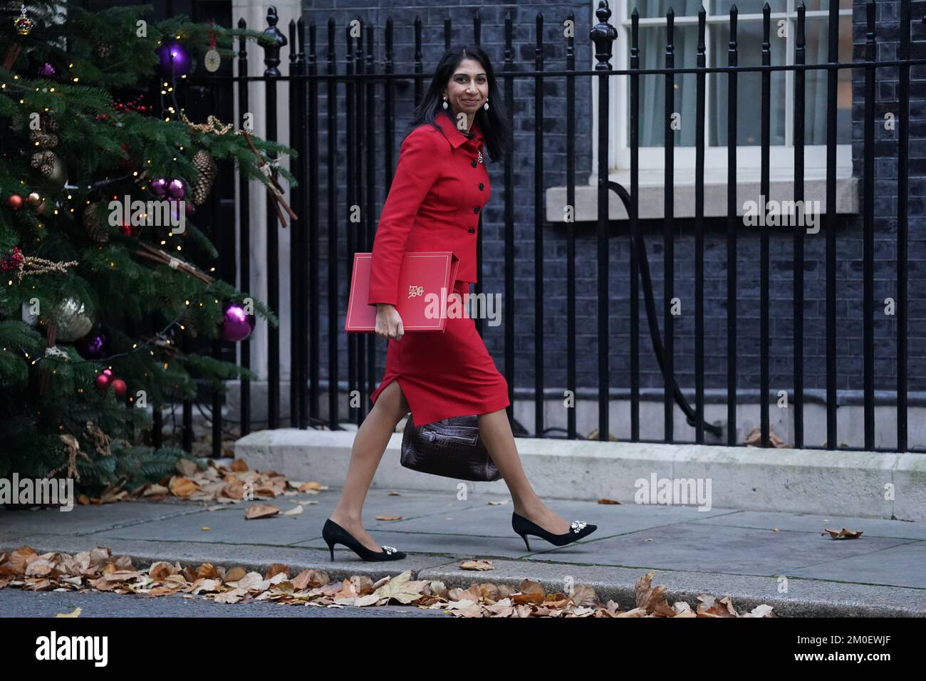 La Segreteria Suella Braverman arriva a Downing Street, Londra, in vista di una riunione del Gabinetto. Data immagine: Martedì 6 dicembre 2022. Foto Stock