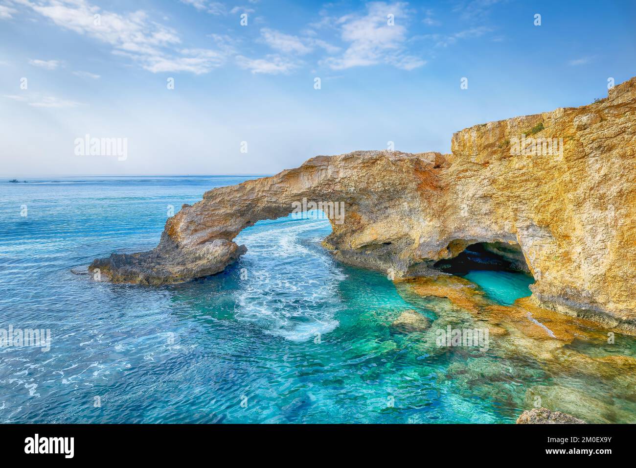 Paesaggio con Ponte degli amanti, Agia Napa, Cipro Foto Stock