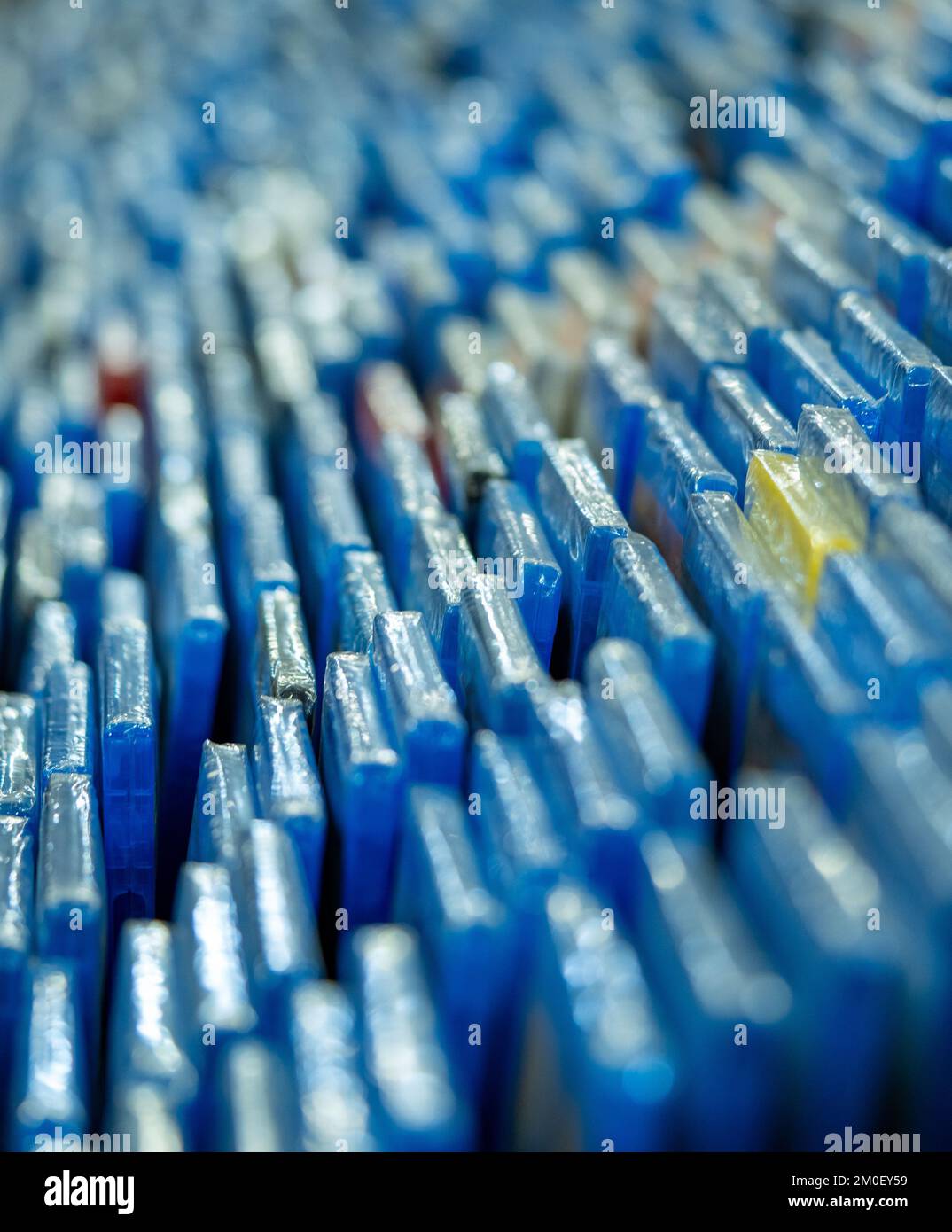 Dettaglio di film e dvd su uno scaffale in un negozio di collezionisti di film e vendita di dischi di film merchandising Foto Stock