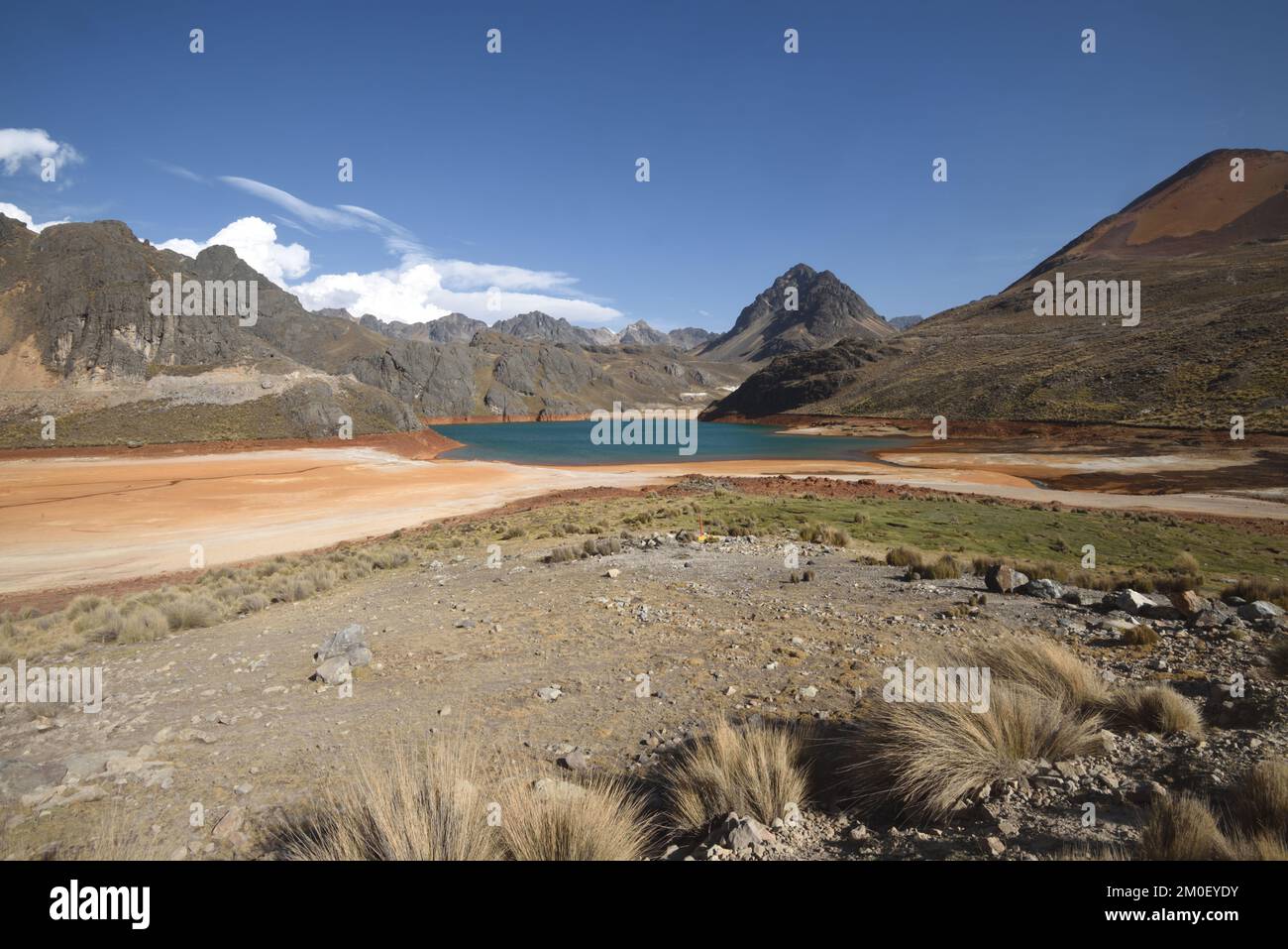 I laghi sotto i rifiuti minerari danno un colore drammatico al paesaggio montano tra Huachupampa e Mateo. San Mateo, Lima, Perù. Foto Stock