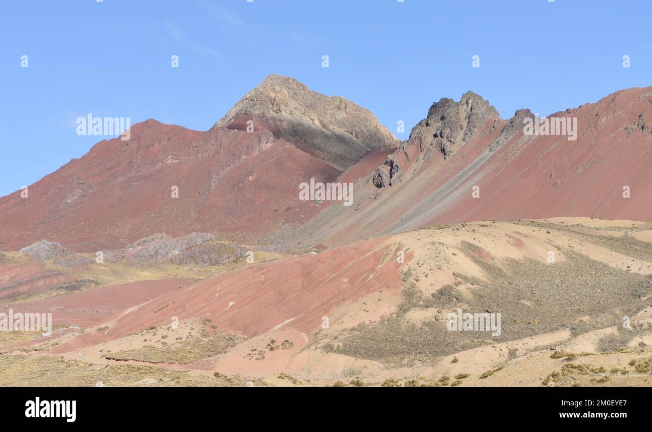 Arido paesaggio montano vicino alla strada non fatta che corre attraverso le montagne tra Huachupampa, e San Mateo. San Mateo, Lima, Perù. Foto Stock