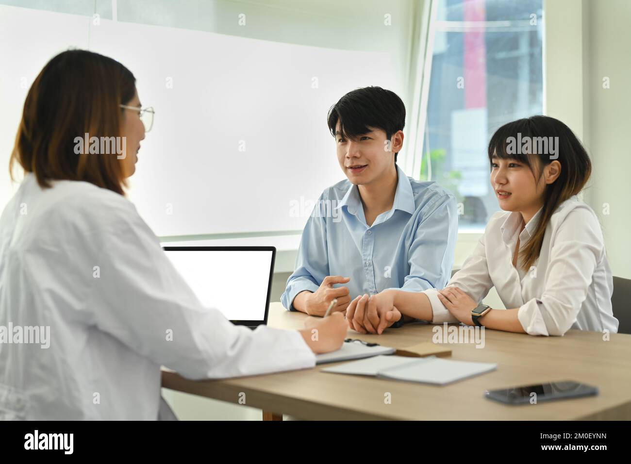 Coppia giovane felice al periodo di consultazione di gravidanza. Concetto di inseminazione artificiale e pianificazione familiare Foto Stock