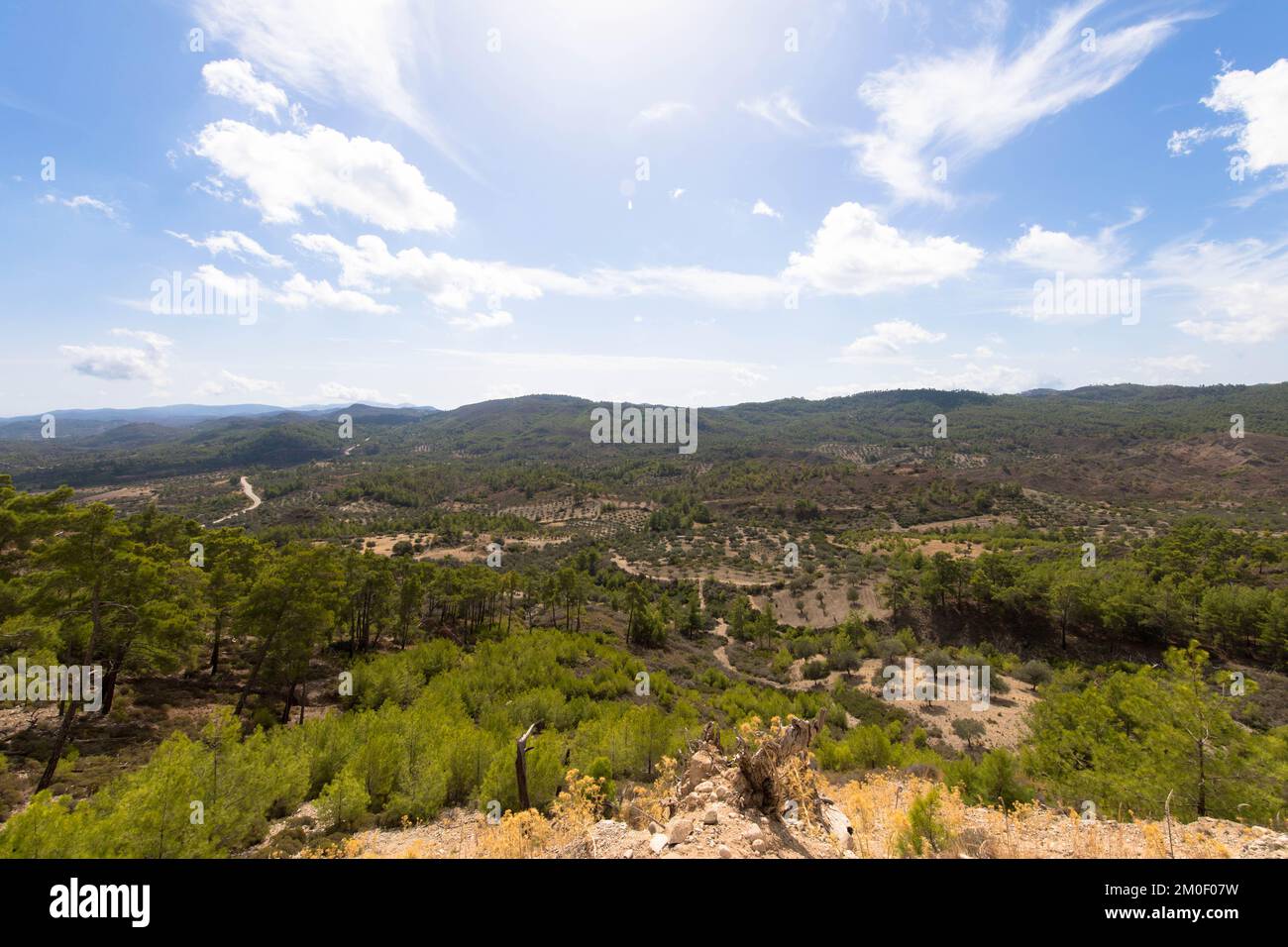 Vista panoramica sul Monte Attavyros. È la montagna più alta dell'isola di Rodi nel Dodecaneso in Grecia. A sud del villaggio di Embonas. Foto Stock