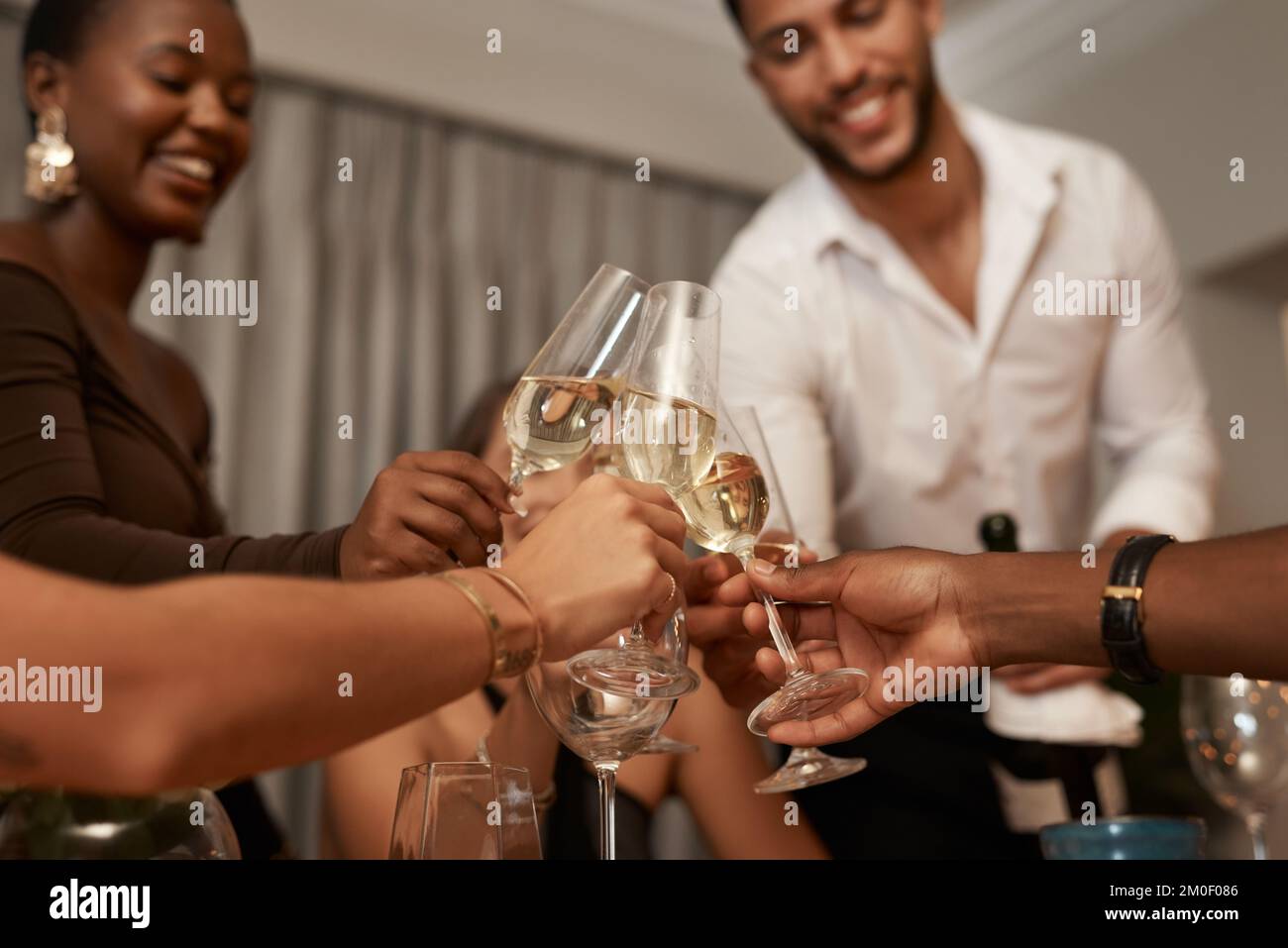 Gruppo vario, brindisi con champagne e festa di Capodanno in una casa per divertimento e festa. Vino, bicchieri e persone multirazziali che celebrano e festeggiano Foto Stock