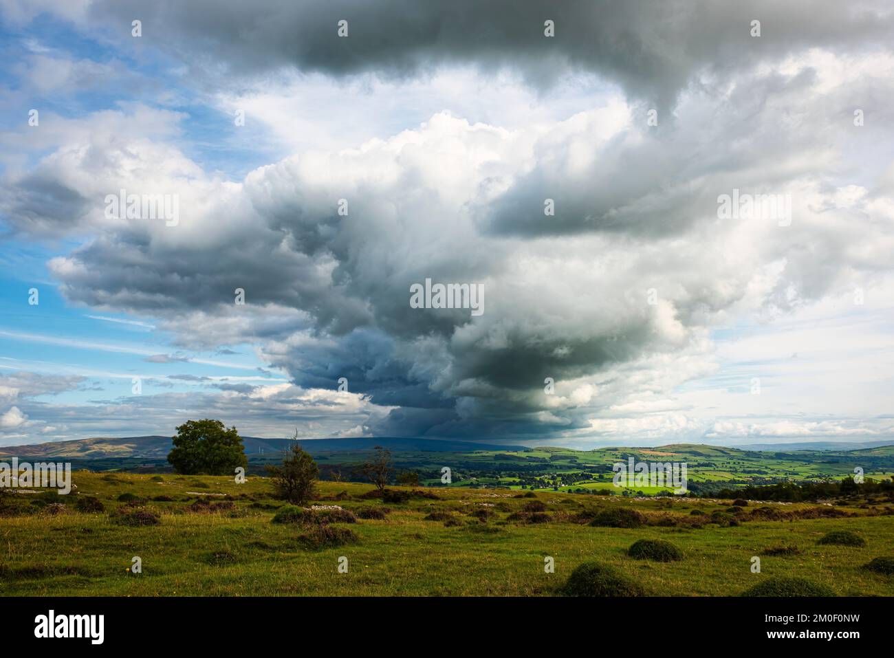 Nuvole di tempesta che si radunano attraverso le brughiere scozzesi Foto Stock