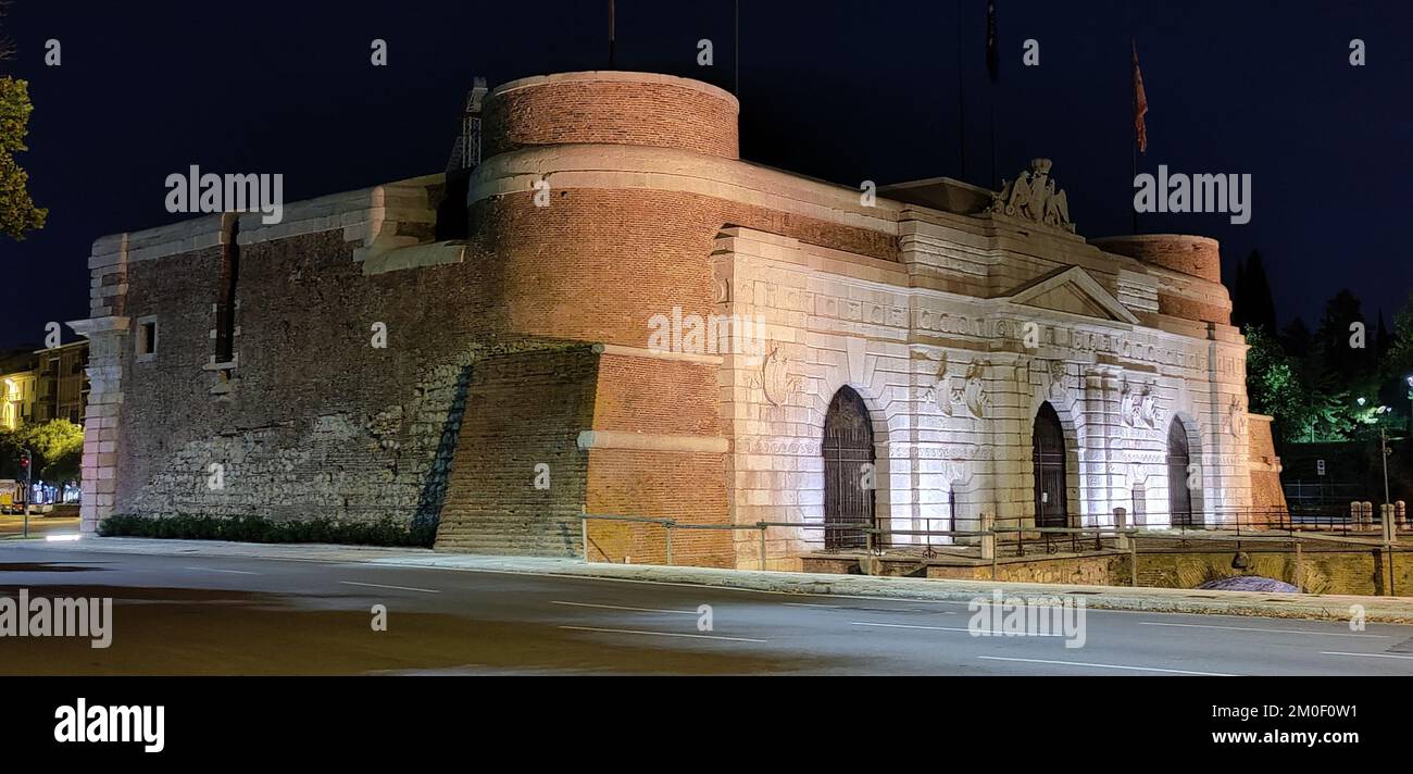 Uno scatto panoramico del cancello di difesa in pietra di porta Nuova di notte a Verona. Foto Stock