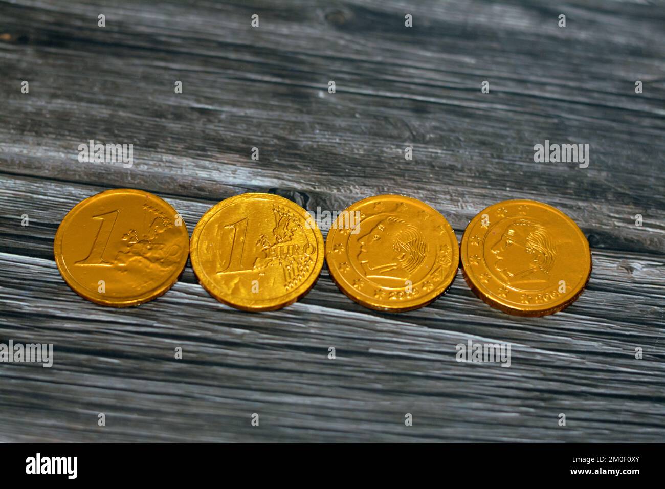 Moneta euro al cioccolato raffigura re Alberto II e un monogramma a capitale Sotto una corona tra 12 stelle simbolo 2009 e la mappa europea Belgium Belgi Foto Stock