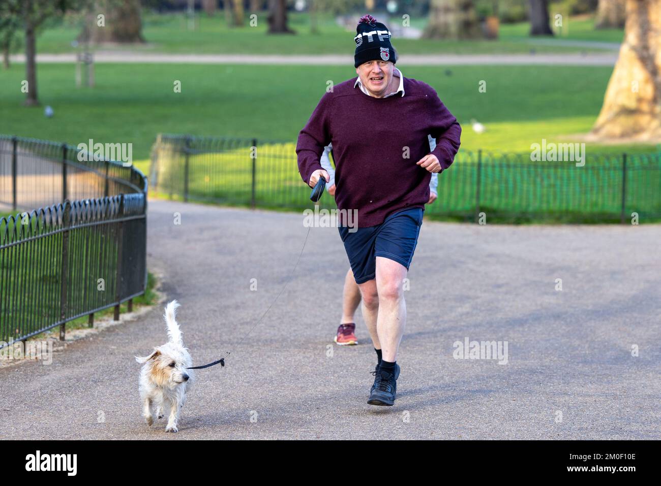 Boris Johnson corre con il suo cane in un London Park Foto Stock