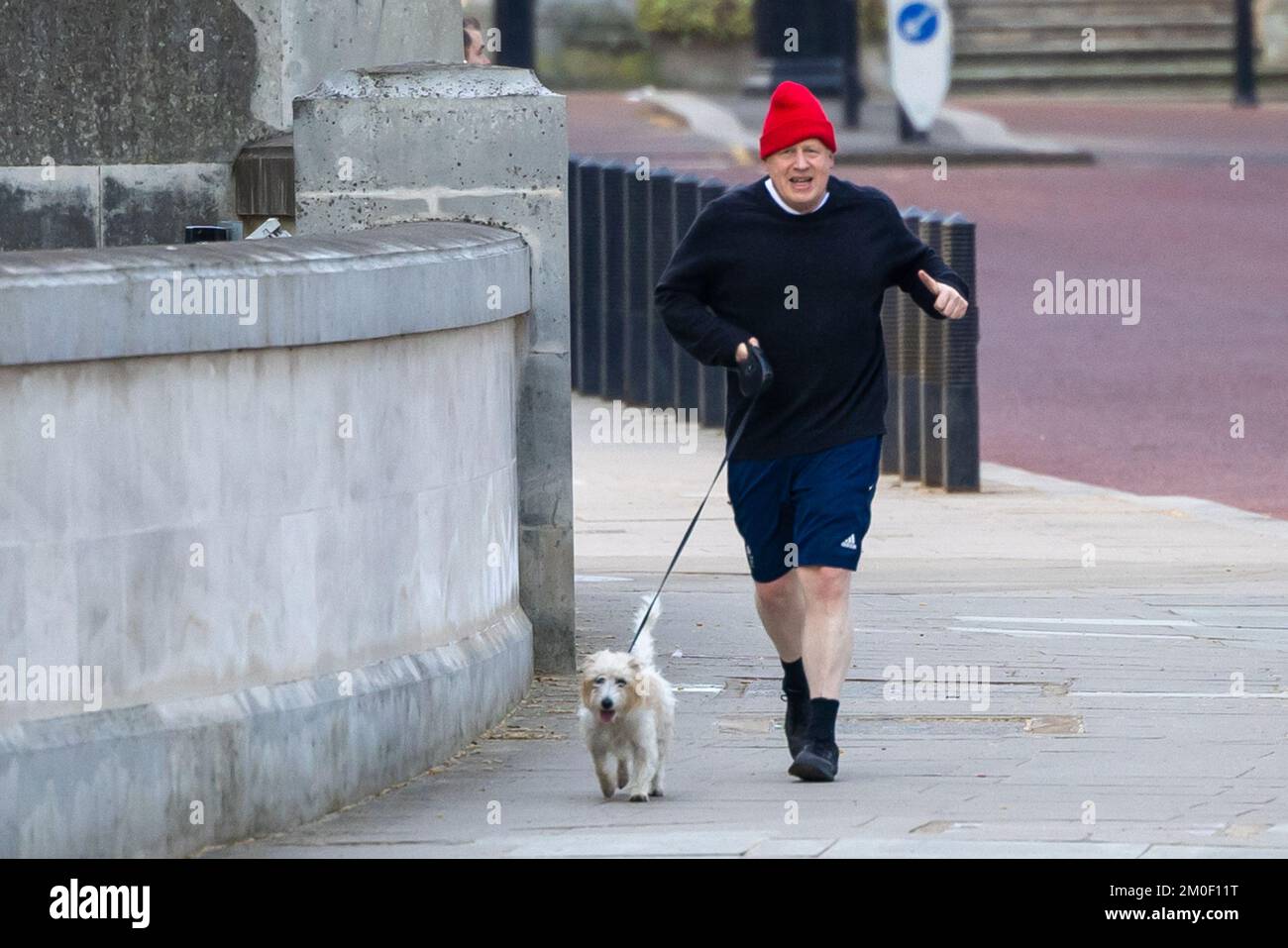 Boris Johnson corre con il suo cane in un London Park Foto Stock