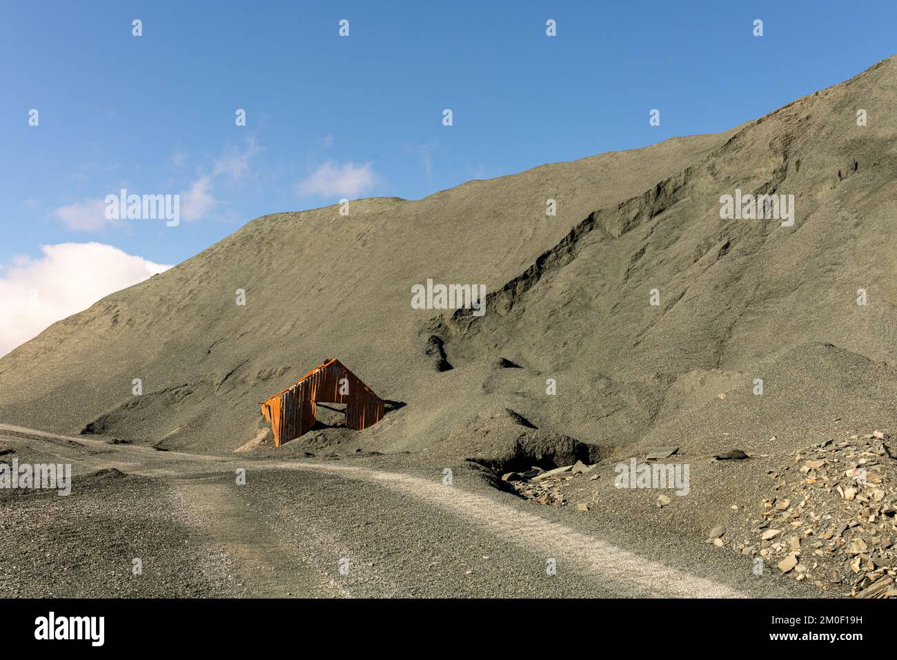 Vecchio, corrugato, baracca di stagno, arrugginendo via. Lentamente inghiottito dalla montagna di guai da una miniera di ardesia. In alto nelle campane di Cumbria Foto Stock