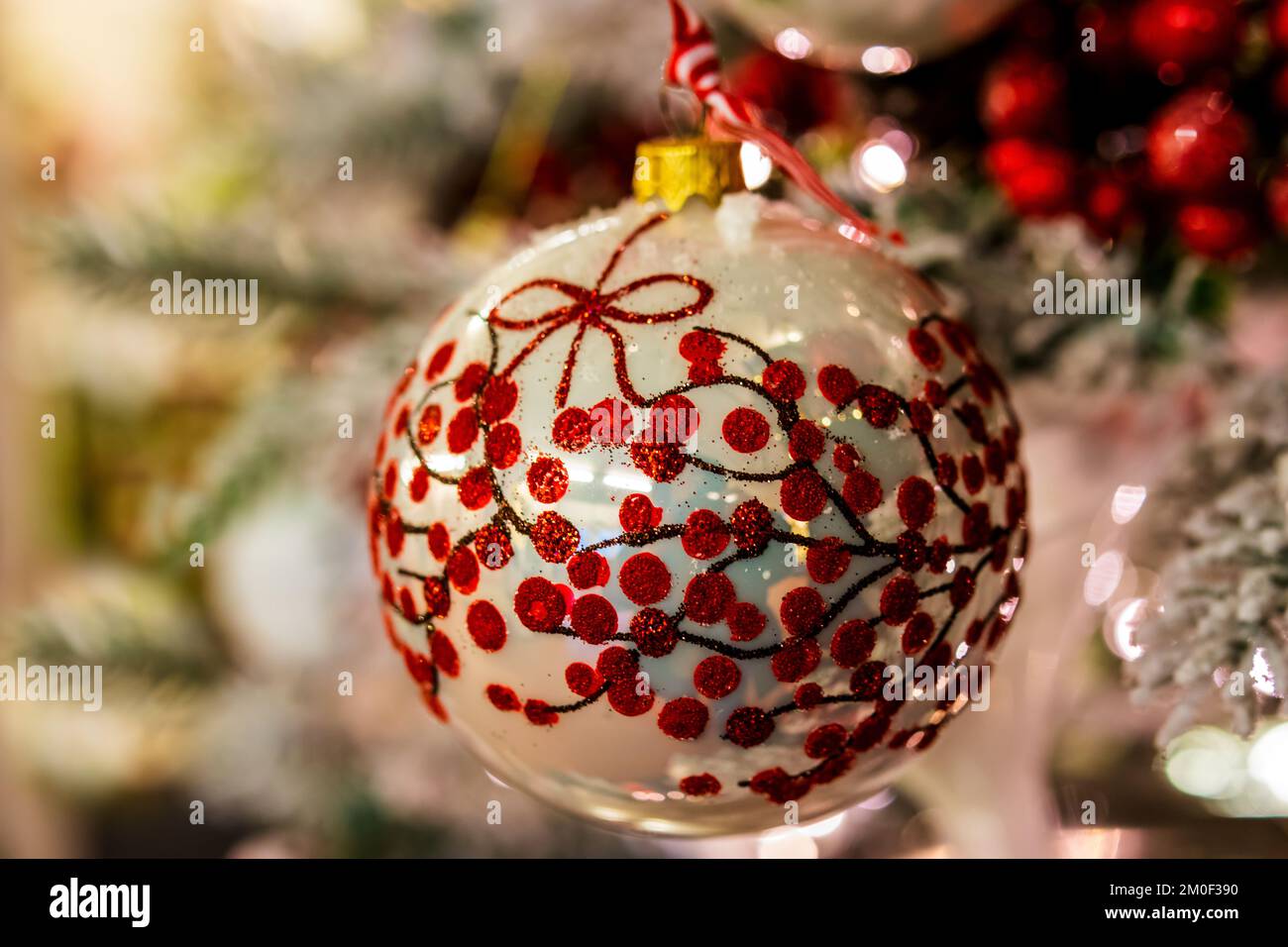 Oro e rosso grande decorazione di Natale bauble appeso su un albero di Natale. Foto Stock