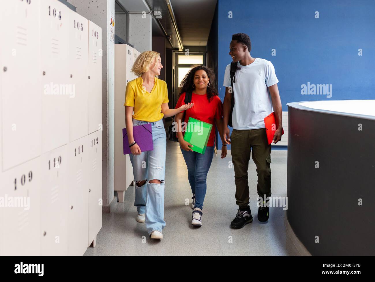 Gruppo di giovani studenti multietnici che parlano dopo le lezioni della scuola superiore Foto Stock