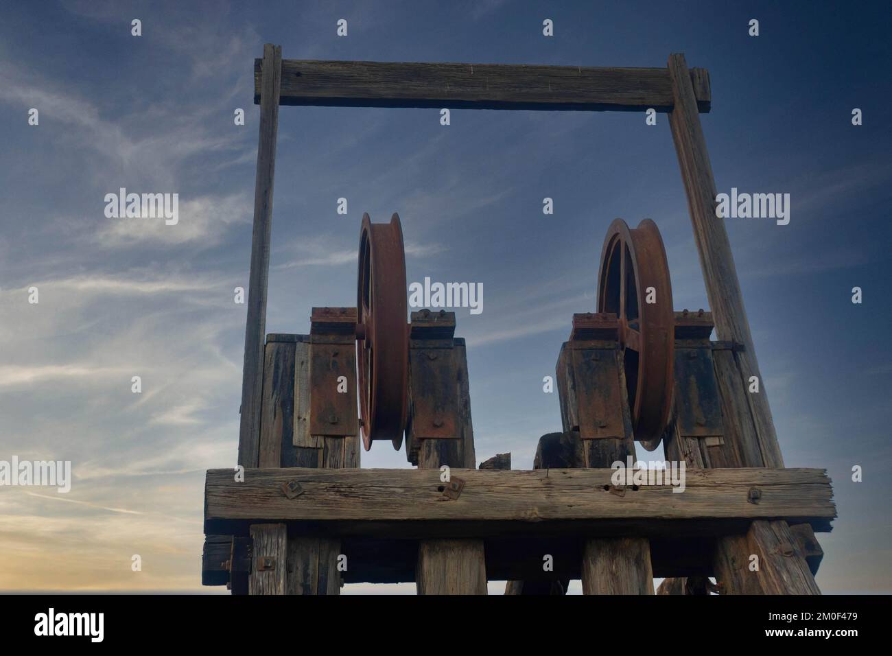 Derrick in legno con ingranaggi in metallo, Mazarron, Spagna Foto Stock