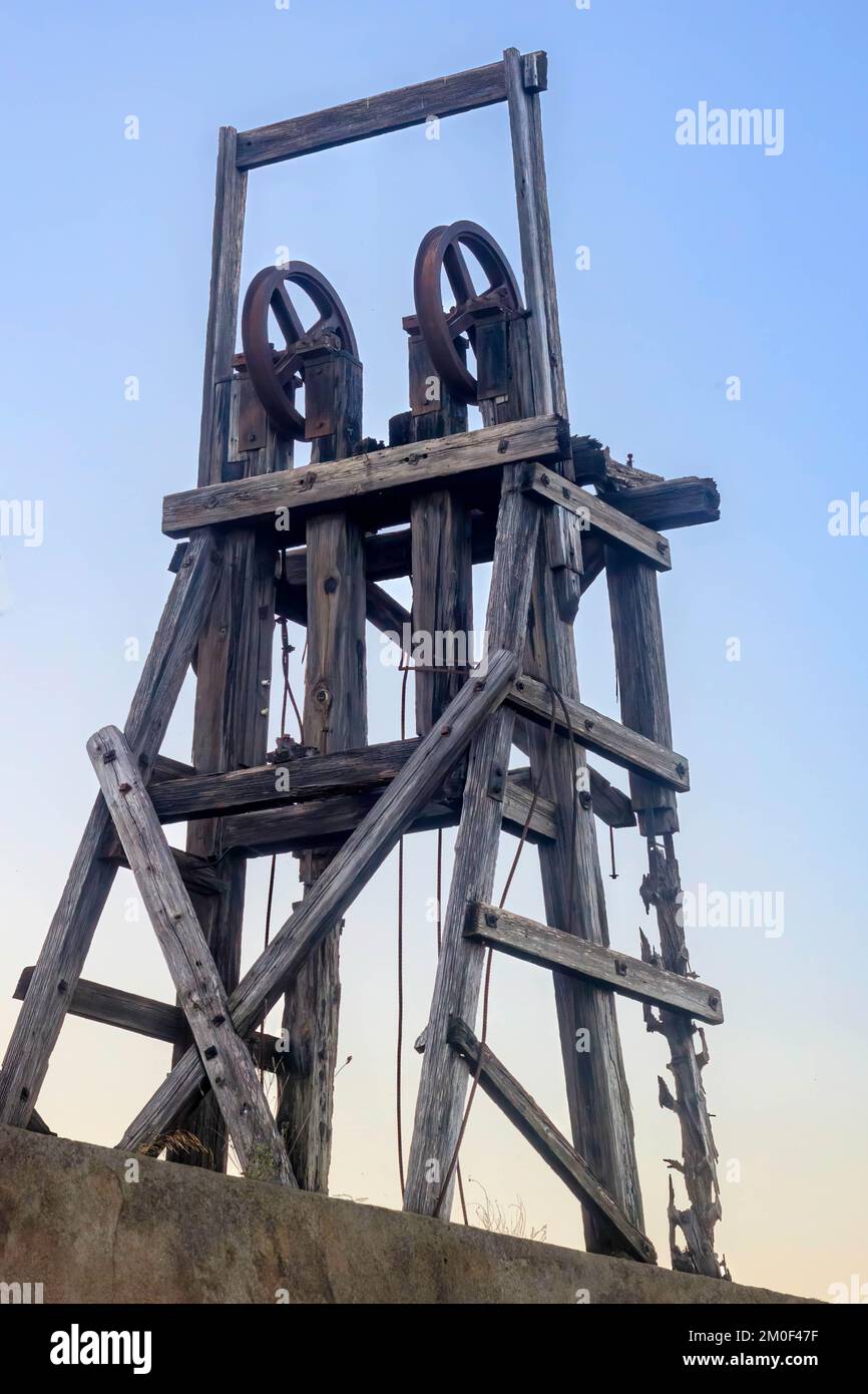 Derrick in legno con ingranaggi in metallo, Mazarron, Spagna Foto Stock