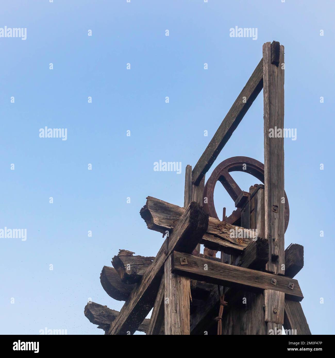 Derrick in legno con ingranaggi in metallo, Mazarron, Spagna Foto Stock