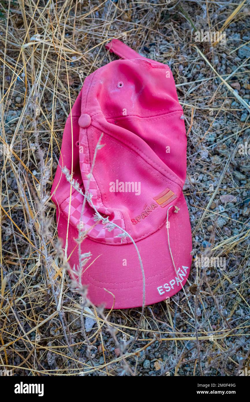 Cappellino da baseball Espana rosso, vintage e indossato situato in un campo, Mazarron, Spagna Foto Stock