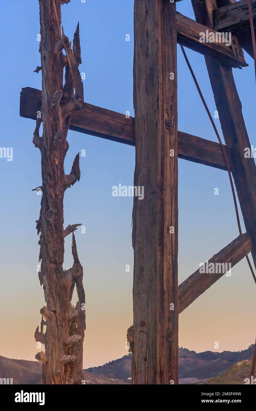 Derrick in legno con ingranaggi in metallo, Mazarron, Spagna Foto Stock