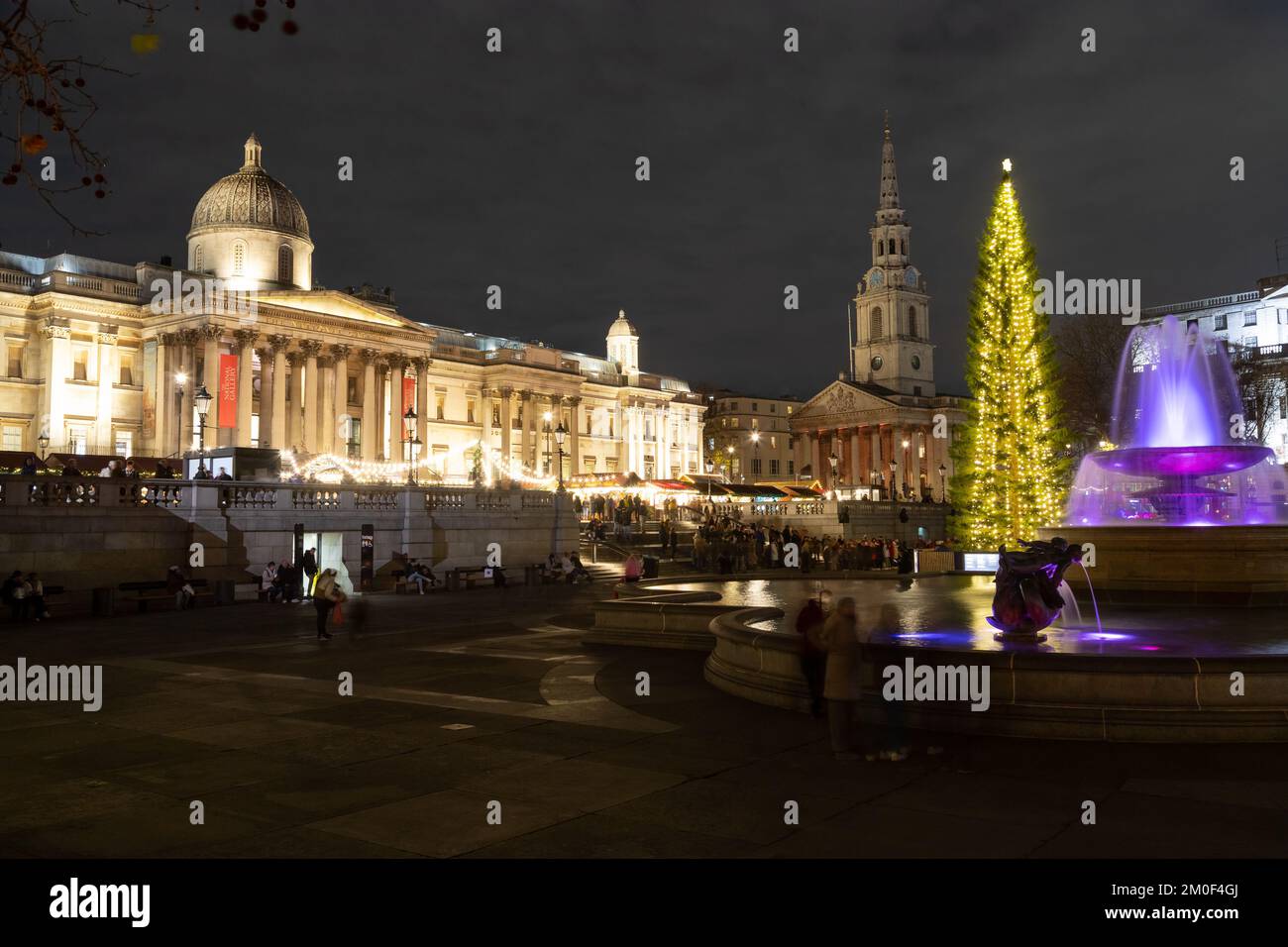 LONDRA, UK - 6th DEC 2022: Trafalgar Square a Londra a Natale. Mostra un albero di Natale, bancarelle di mercato e una fontana. Le persone possono essere viste. Foto Stock