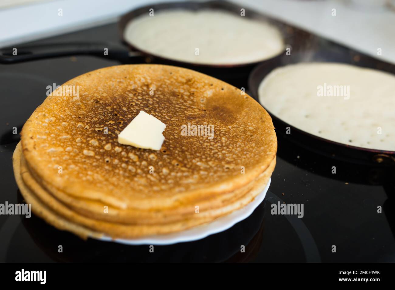 cucina con pancake tradizionali a base di farina di grano Foto Stock