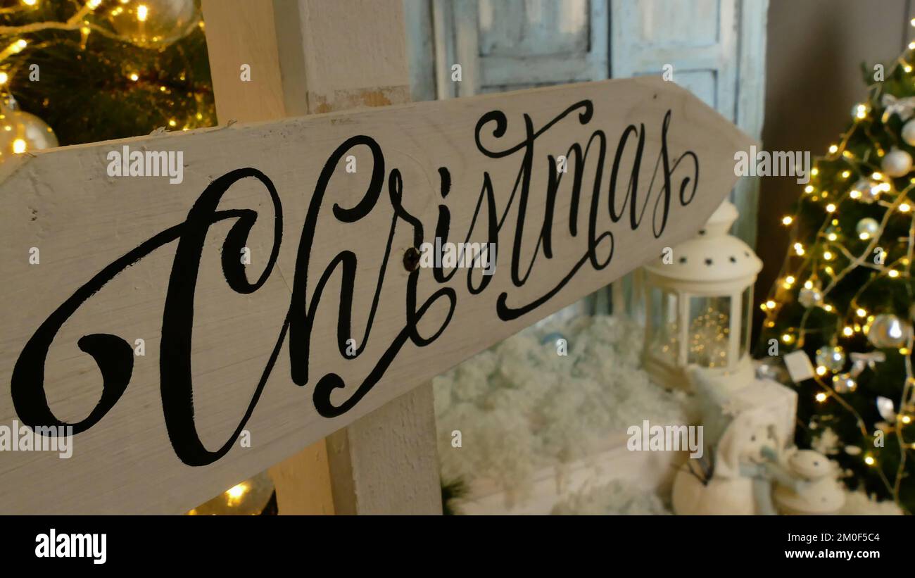 Home Natale decorazione freccia di legno punti di Un albero di vacanza con Garlands illuminati Foto Stock