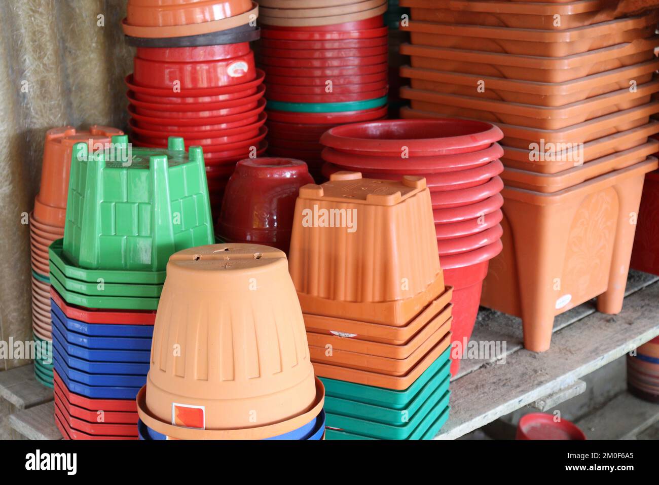 articoli in plastica disponibili in negozio per la vendita Foto Stock