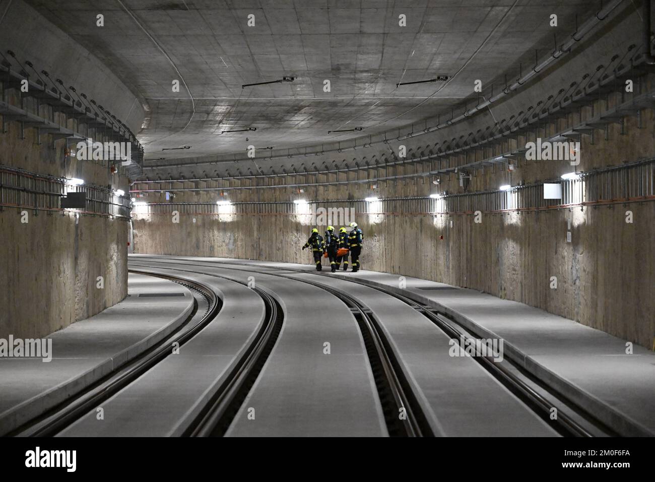 Brno, Repubblica Ceca. 06th Dec, 2022. Esercizio delle forze IZS nella nuova galleria del tram fino al Campus di Brno prima della sua apertura di domenica 6 dicembre 2022. Vigili del fuoco in collaborazione con gli equipaggi delle ambulanze e la polizia hanno praticato l'intervento in caso di incendio in un set di tram e contemporaneamente il salvataggio di persone dal tunnel. Credit: Vaclav Salek/CTK Photo/Alamy Live News Foto Stock