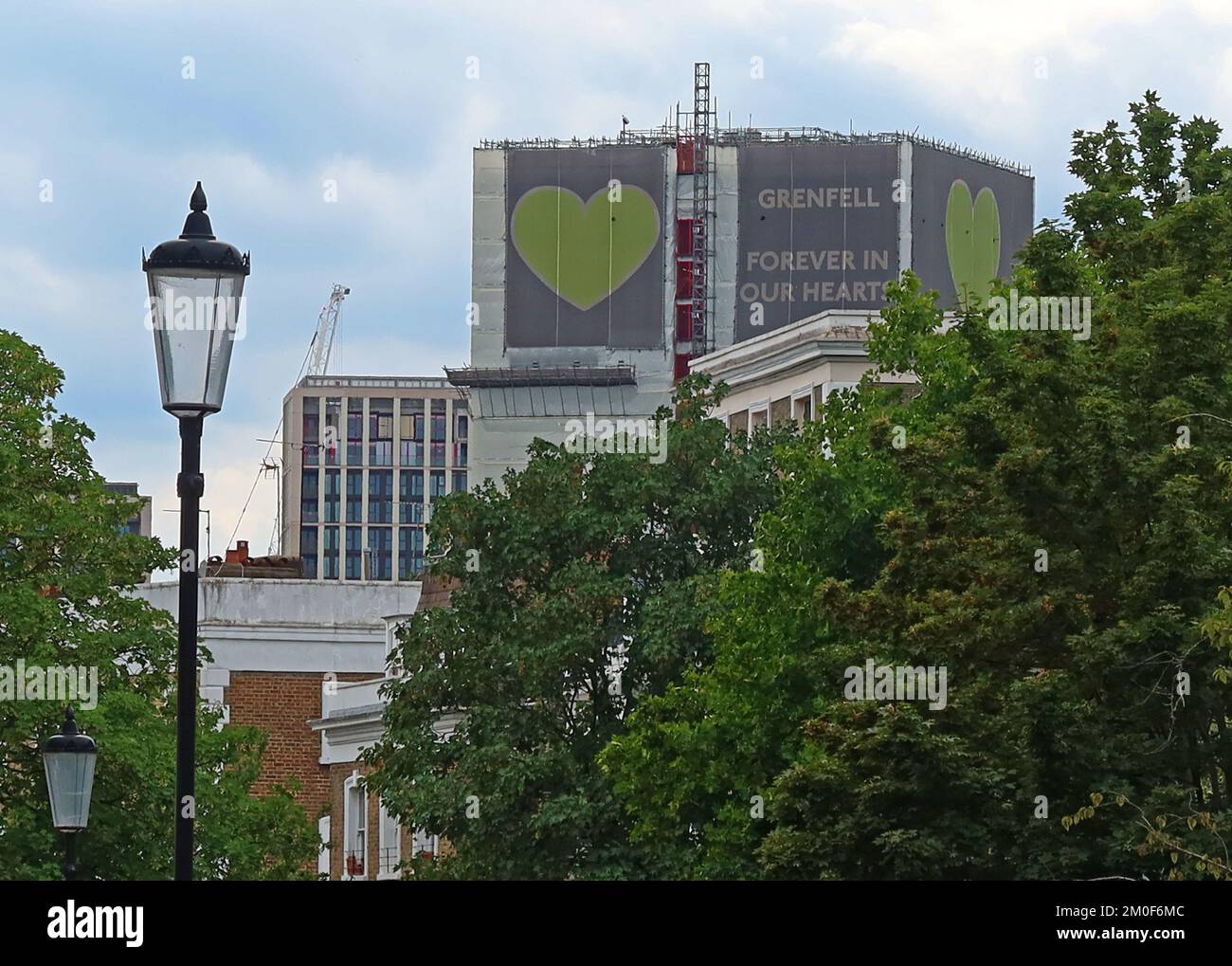 Grenfell torre in Notting Dale ward, North Kensington, come visto da più affluente Notting Hill, RBKC, Londra, Inghilterra, Regno Unito, W11 9AB Foto Stock