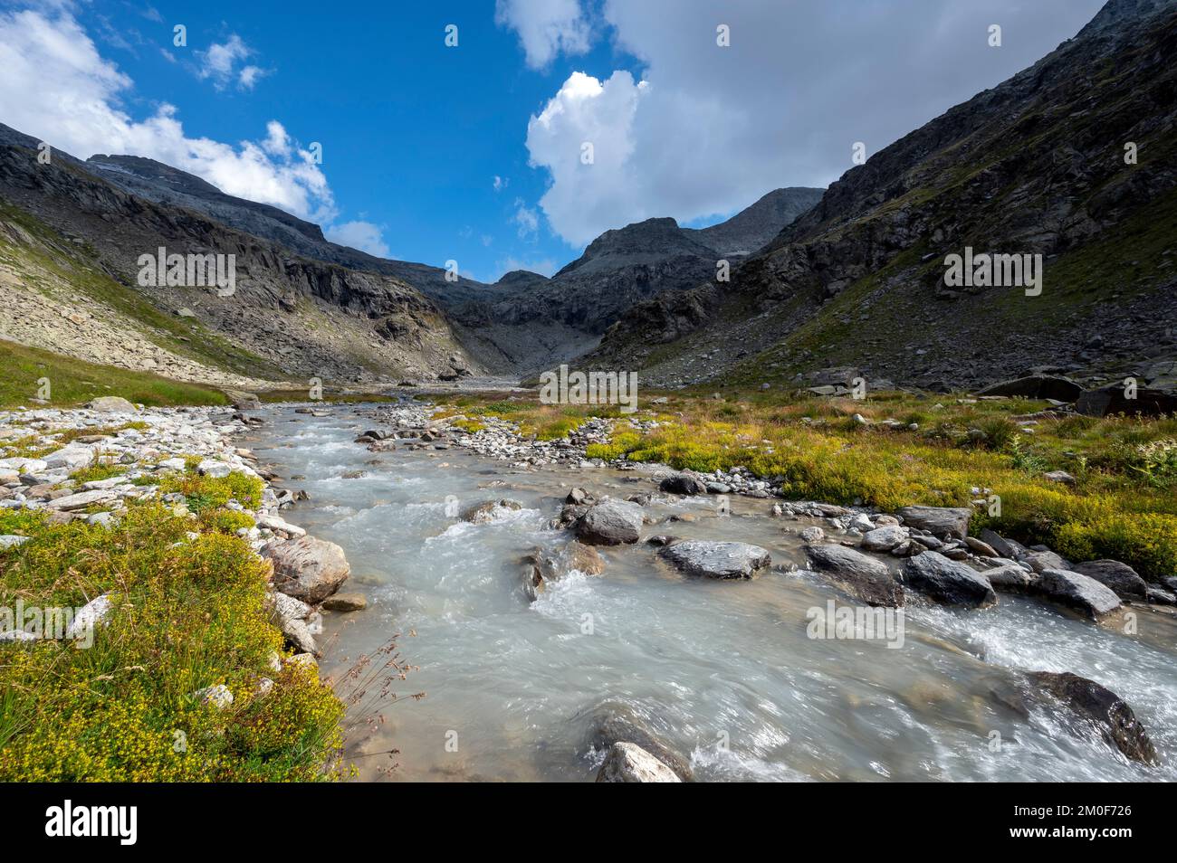 Torrente di montagna nella valle di Ambin nel massiccio della Vanoise al tramonto Foto Stock