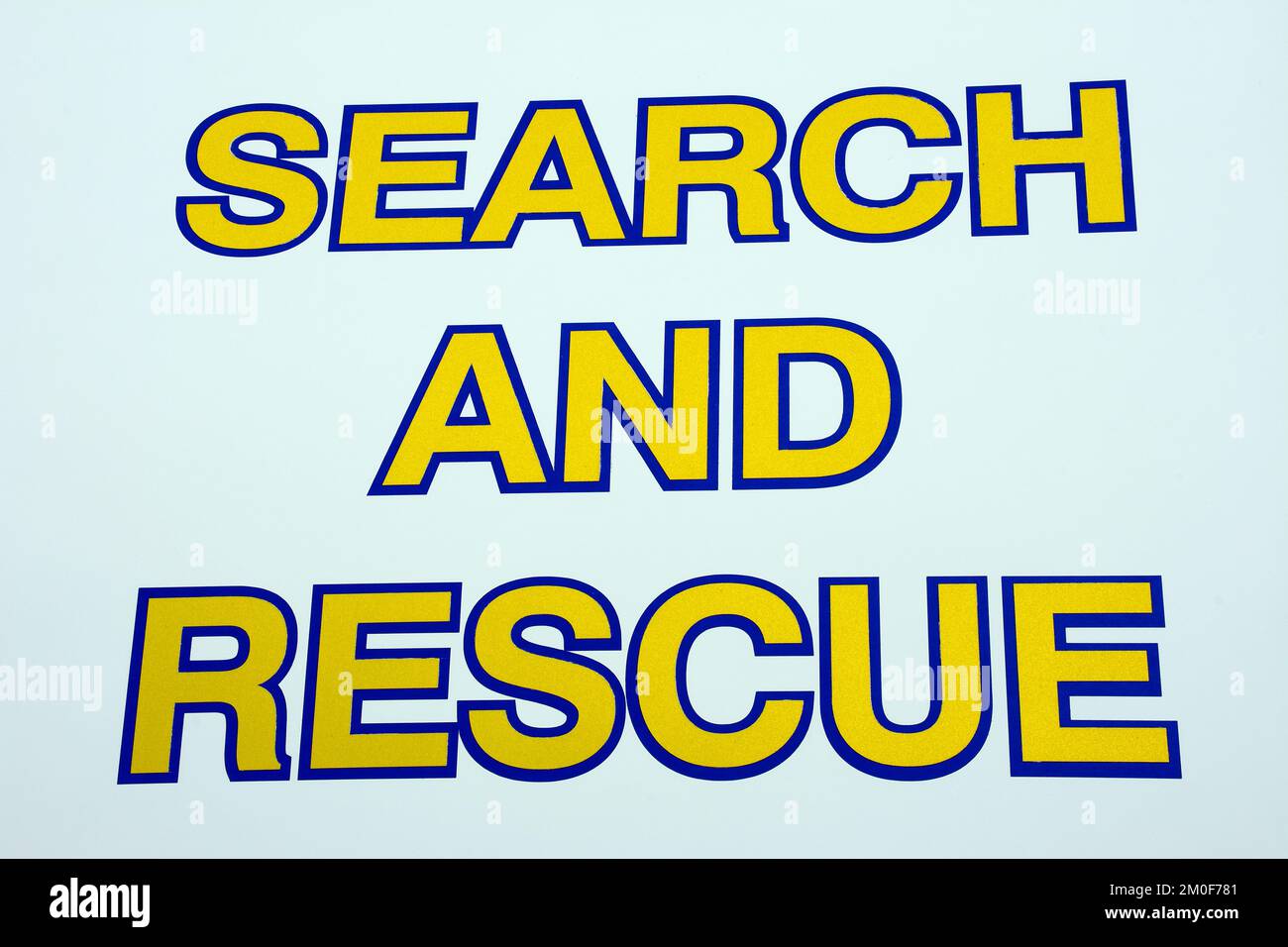 Parole di ricerca e salvataggio blu e gialle su sfondo bianco, Sidmouth, Devon, UK, Europa Foto Stock