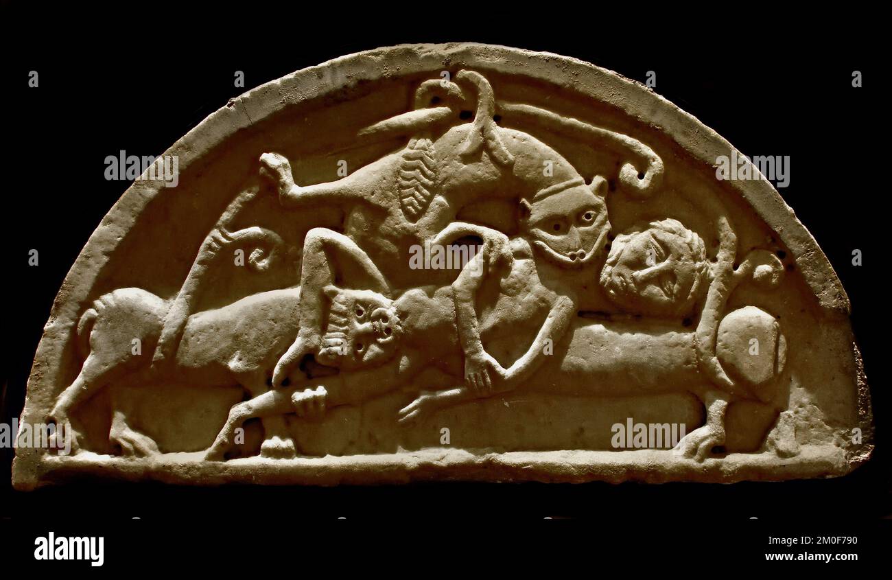 6. Lunetta decora proventiente dalla Badia, sec. XII Museo di Arte Sacra Volterra Foto Stock
