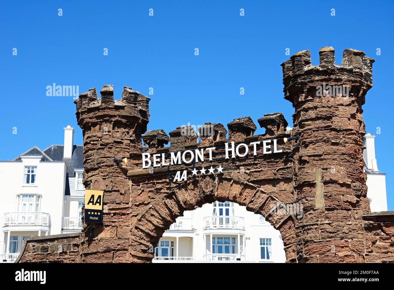 Arco d'ingresso al Belmont Hotel quattro stelle lungo il lungomare, Sidmouth, Devon, Regno Unito, Europa. Foto Stock