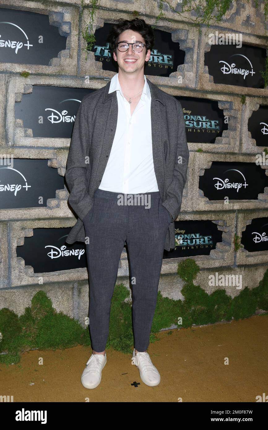 LOS ANGELES - DEC 5: Milo Manheim al National Treasure - Edge of History Disney+ Original Series Red Carpet Event al Teatro El Capitan il 5 dicembre 2022 a Los Angeles, CA Foto Stock