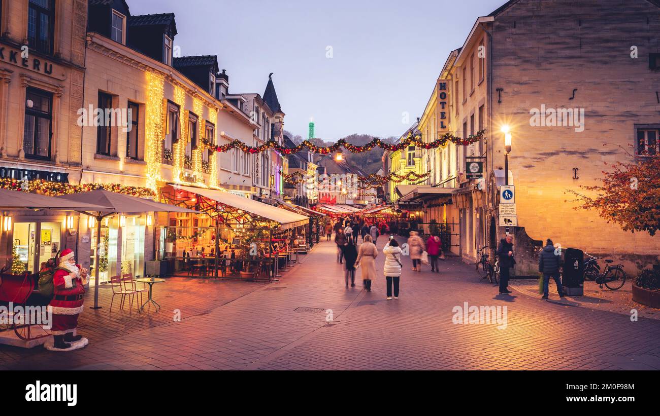 Nella città di Valkenburg, Limburgo, Paesi Bassi, si illumina un bel Natale. 29 nov 2022. Foto Stock