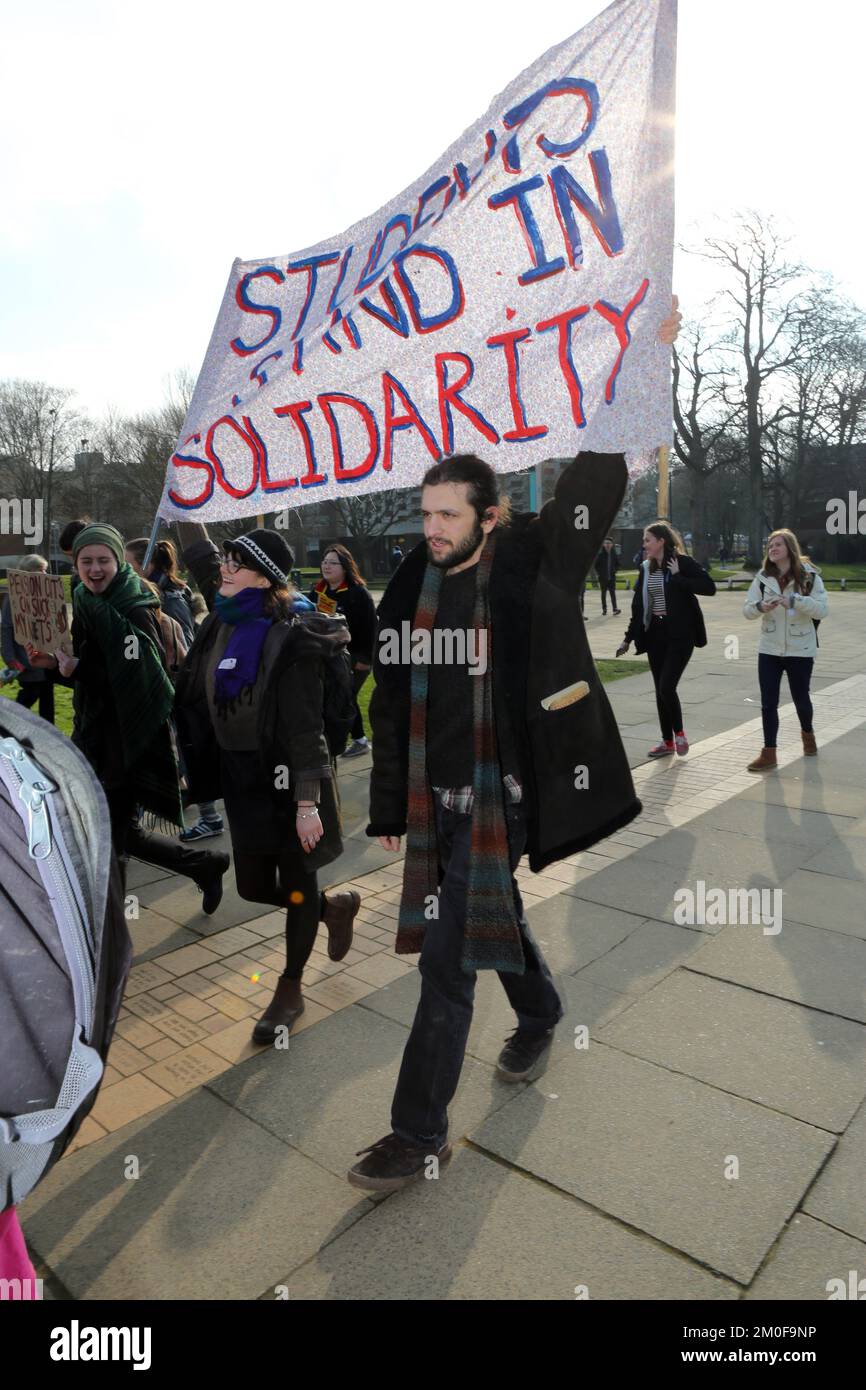 Gli studenti marciano e tengono striscioni in occasione di uno sciopero di protesta e picket presso l'Università del Sussex a Falmer, vicino a Brighton. Foto Stock