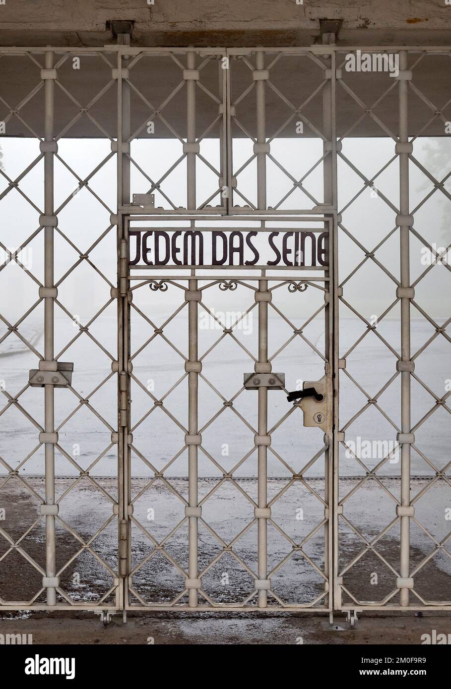 Porta d'ingresso nel campo di concentramento nazista con il detto "jedem das Seine", Germania, Thueringen, Weimar Foto Stock