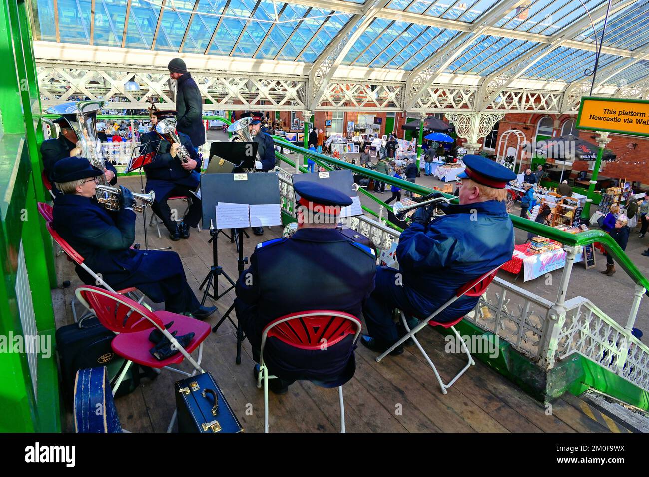 La band di ottone dell'Esercito della salvezza suona al mercato delle pulci di Tynemouth Foto Stock