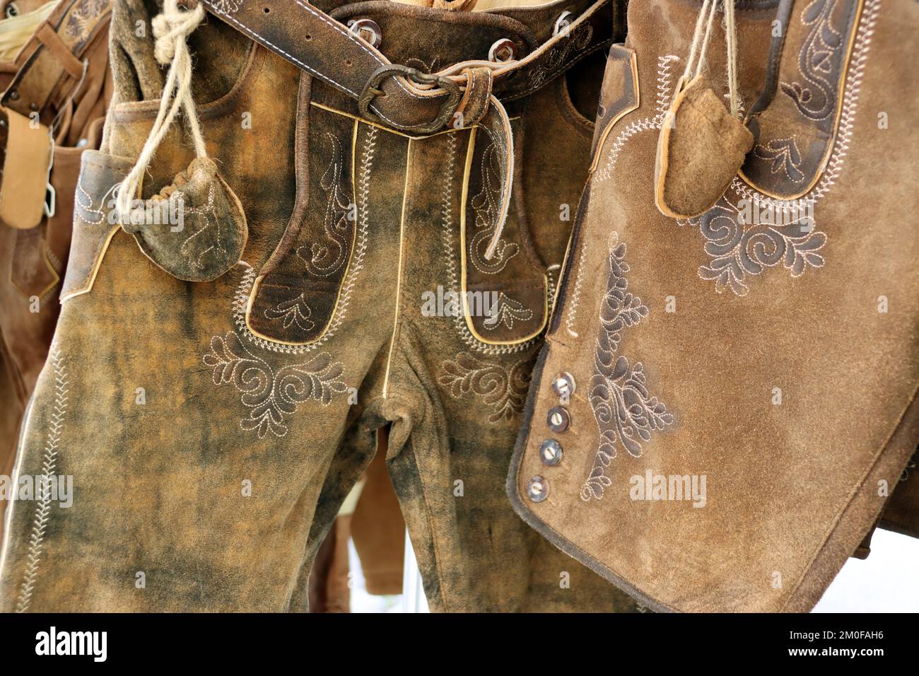 Lederhosen alpino tradizionale con bottoni di corno di cervo, Austria, Tirolo Foto Stock