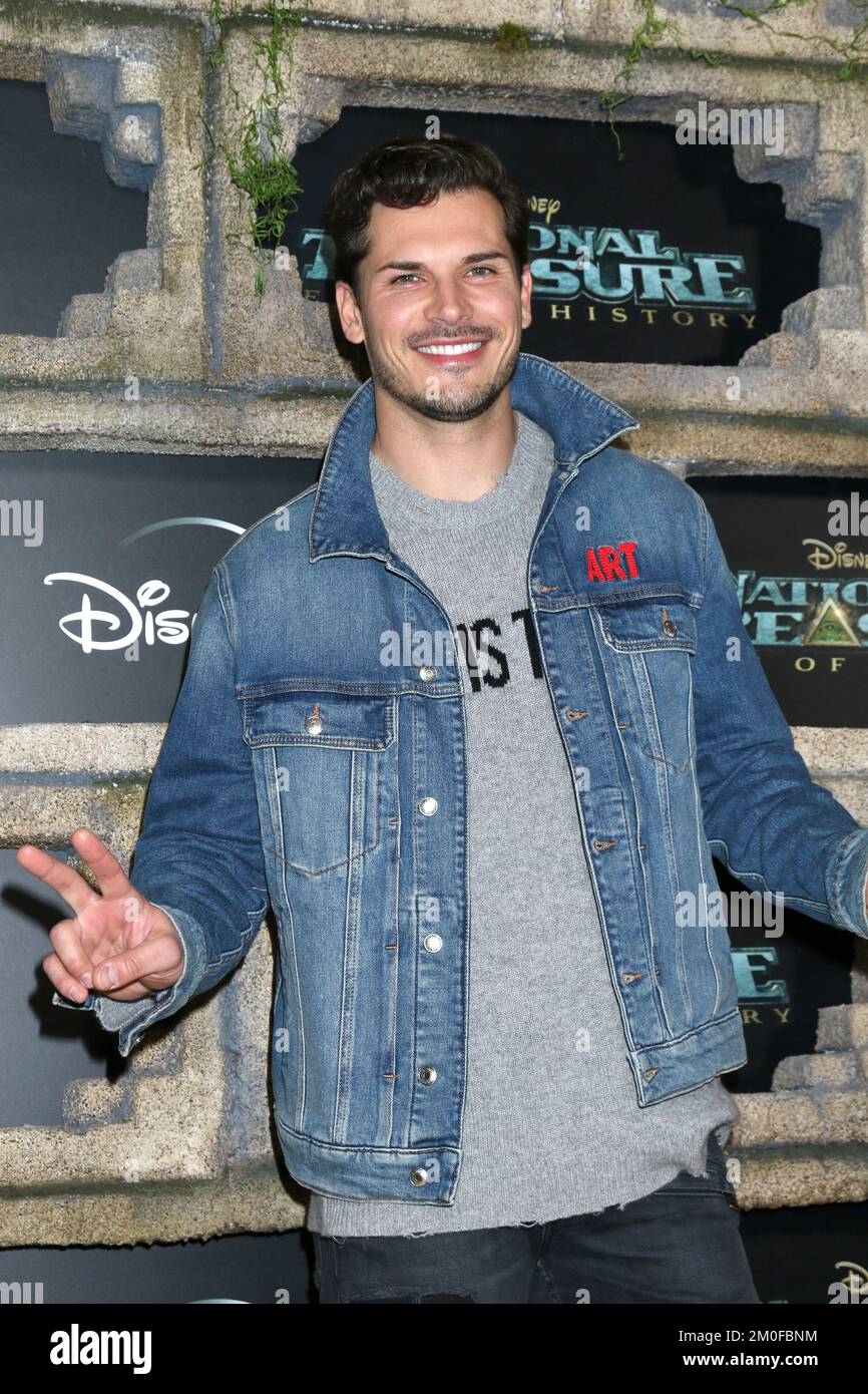 5 dicembre 2022, Los Angeles, CA, USA: LOS ANGELES - DEC 5: Gleb Savchenko al National Treasure - Edge of History Disney+ Original Series Red Carpet Event al Teatro El Capitan il 5 dicembre 2022 a Los Angeles, CA (Credit Image: © Kay Blake/ZUMA Press Wire) Foto Stock