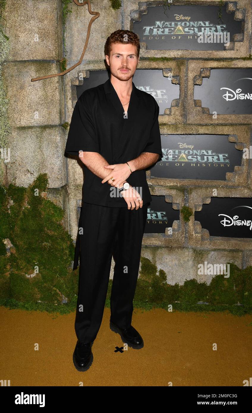 Hollywood, California, Stati Uniti. 05th Dec, 2022. Jake Austin Walker partecipa alla prima edizione della Disney Original Series 'National Treasure: Edge of History' al Teatro El Capitan il 05 dicembre 2022 a Los Angeles, California. Credit: Jeffrey Mayer/JTM Photos/Media Punch/Alamy Live News Foto Stock