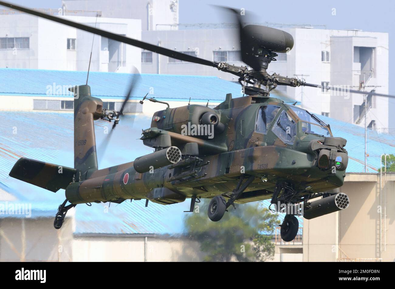 Prefettura di Ibaraki, Giappone - 17 maggio 2015: Elicottero di attacco Apache Longbow Boeing AH-64D Ground Self-Defense Force Giappone. Foto Stock