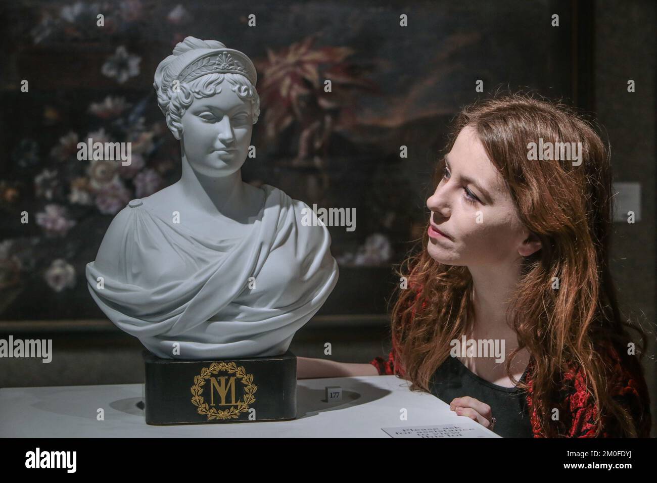 Londra UK 6 Dic 2022 Una rarissima bustina di porcellana Sèvres dell'imperatrice Marie Louise, la seconda moglie di Napoleone Bonaparte, circa 1811. Bonhams 500 anni di vendita di ceramica europea a Londra mercoledì 7 dicembre 2022. Stima: £40.000-60.000 Paul Quezada-Neiman/Alamy Live News Foto Stock