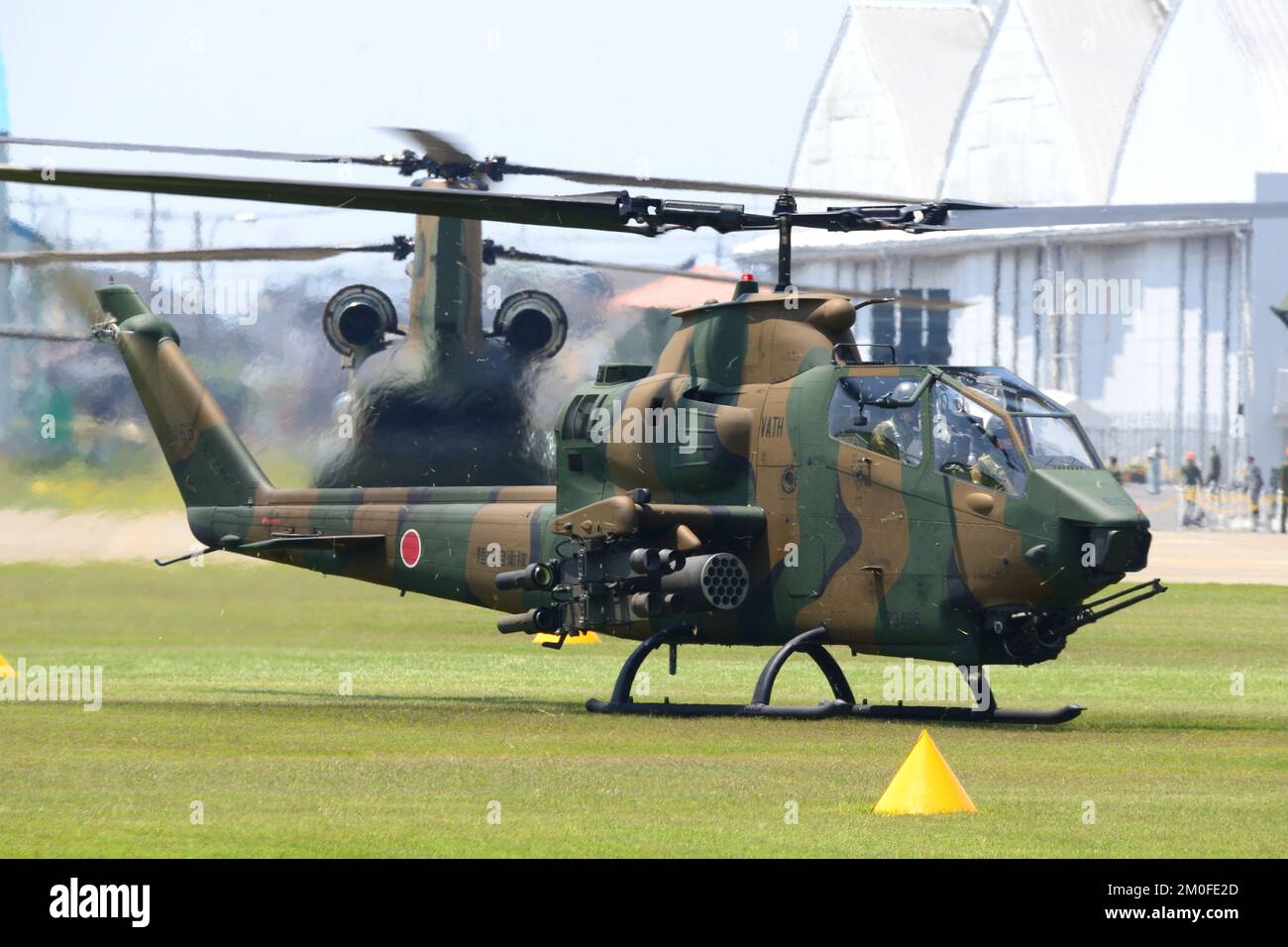 Prefettura di Ibaraki, Giappone - 17 maggio 2015: Elicottero di servizio Black Hawk della forza di autodifesa di terra del Giappone UH-60JA. Foto Stock